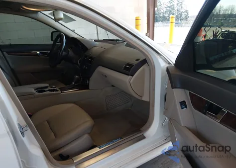 2009 Mercedes-Benz C 300 Luxury 4Matic/Sport 4Matic z USA, uszkodzony, nr VIN WDDGF81X69R081317